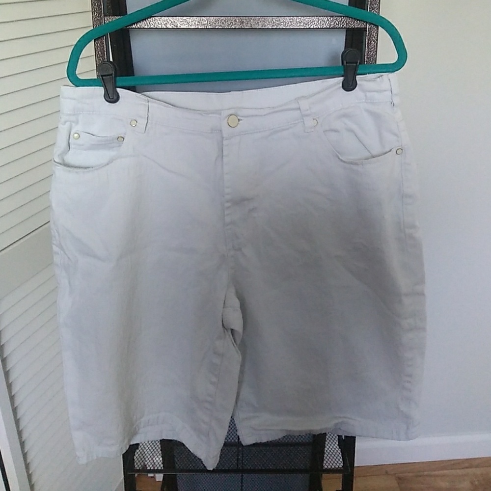 DG2  White Shorts 16W